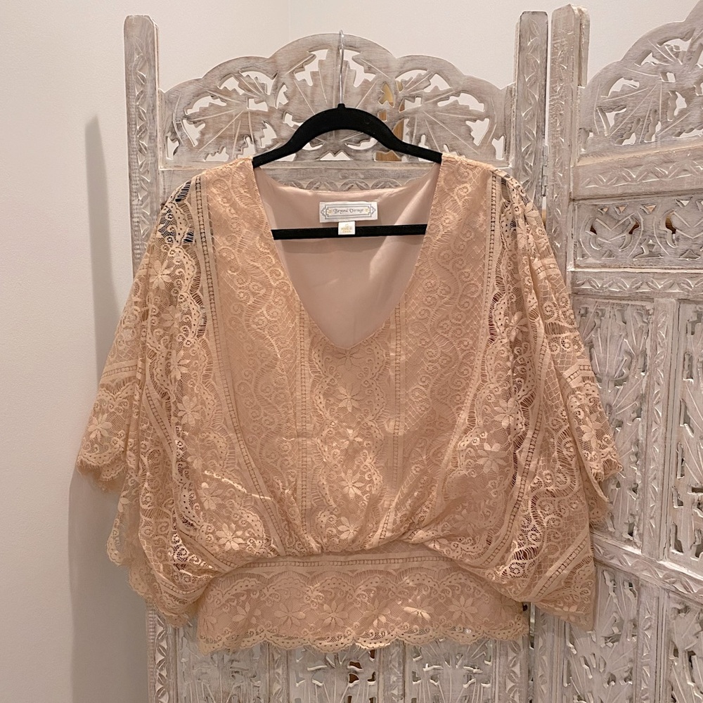 Delicate lace light peach/pink blouse w/ fitted waist silhouette. Size small.